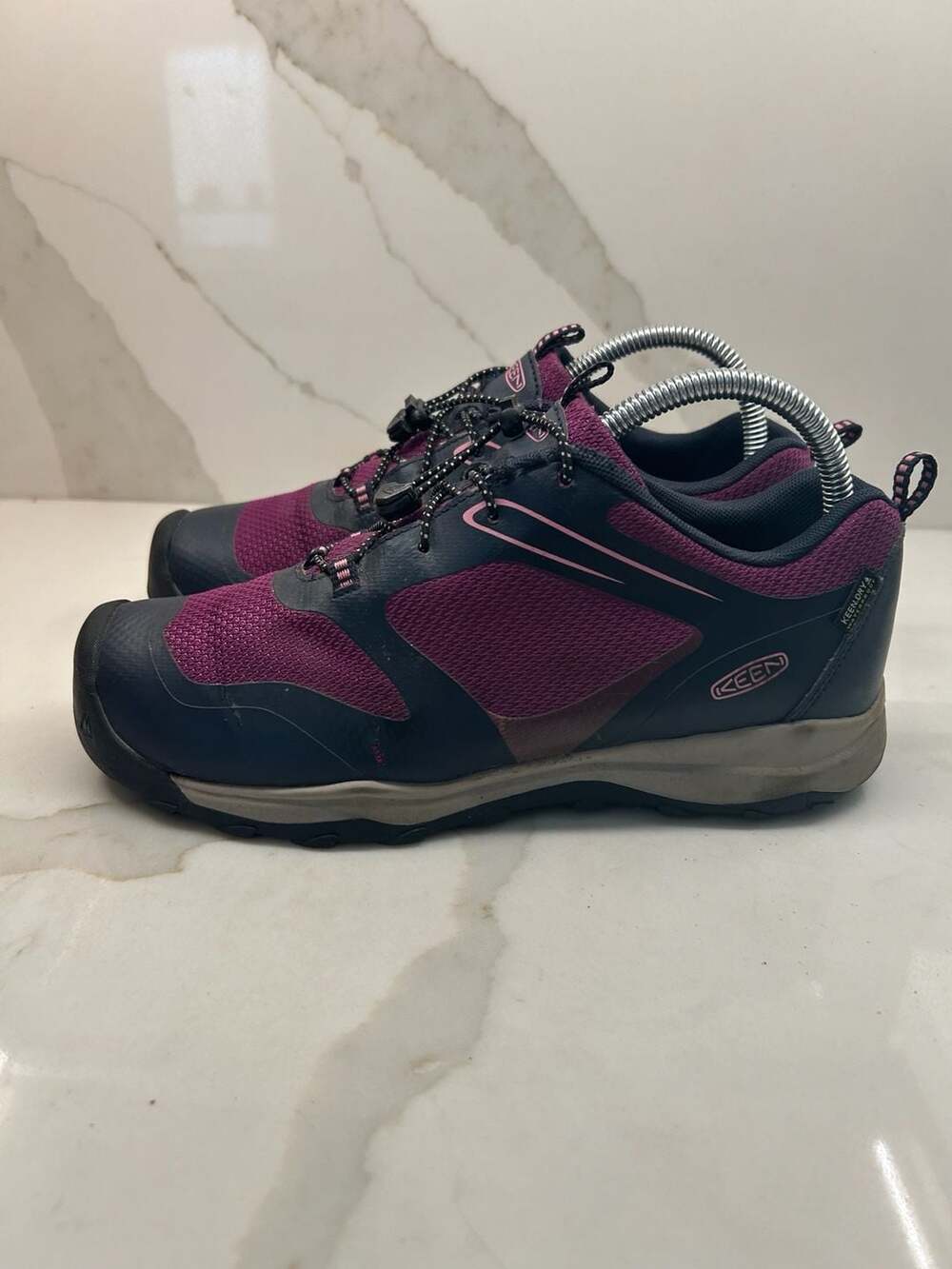 Girl's KEEN Kids Wanduro Low Waterproof (Size: 6)